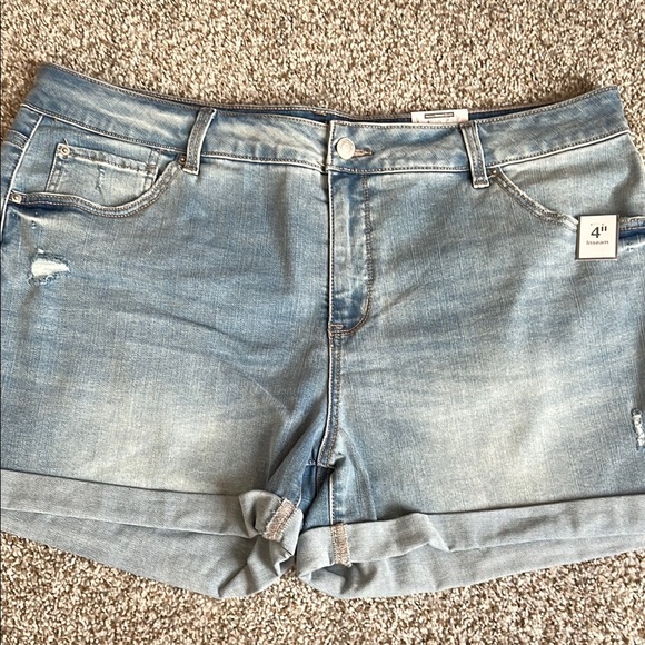 Woman’s shorts - Picture 1 of 4